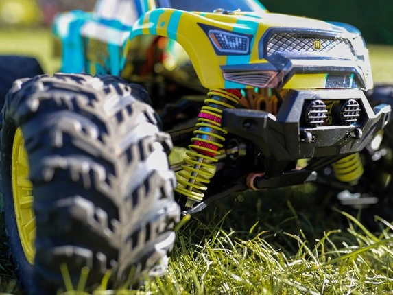 Detail predku RC auta RMT Monster Tornado s olejovými tlmičmi
